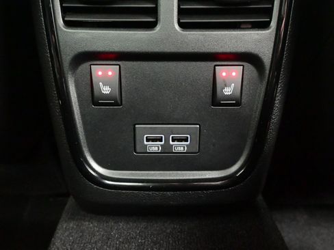 Used 2023 Chrysler 300 C image 17