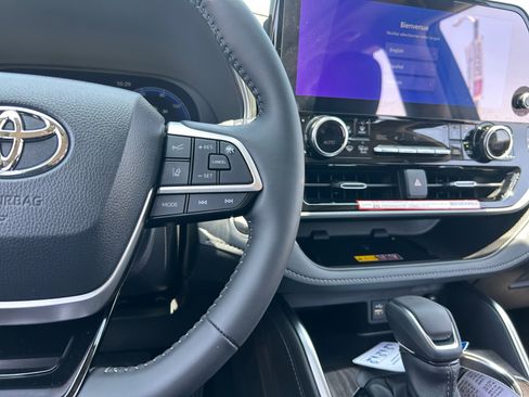 New 2025 Toyota Highlander Platinum image 21