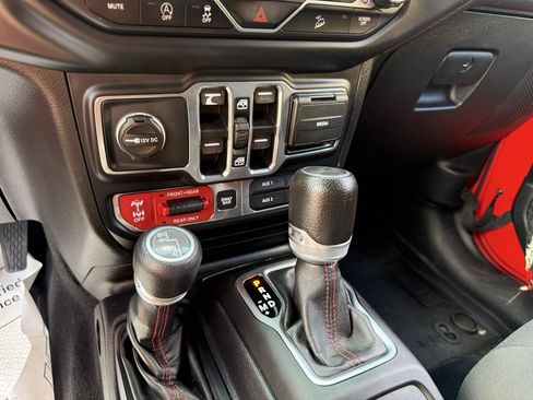 Used 2019 Jeep Wrangler Unlimited Rubicon w/ Dual Top Group AWD/4WD image 31