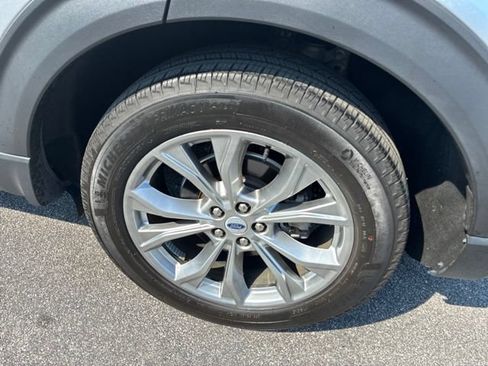 Used 2023 Ford Explorer XLT w/ Equipment Group 202A RWD image 12