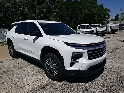 Certified 2025 Chevrolet Traverse LT FWD image 2