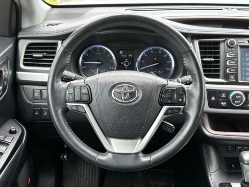 Used 2019 Toyota Highlander Limited Platinum FWD image 18