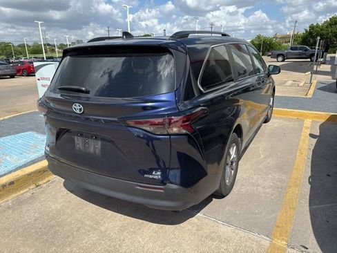 Used 2024 Toyota Sienna LE image 8
