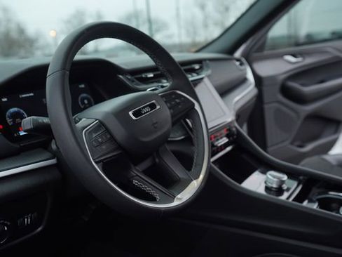 Used 2023 Jeep Grand Cherokee Altitude image 28