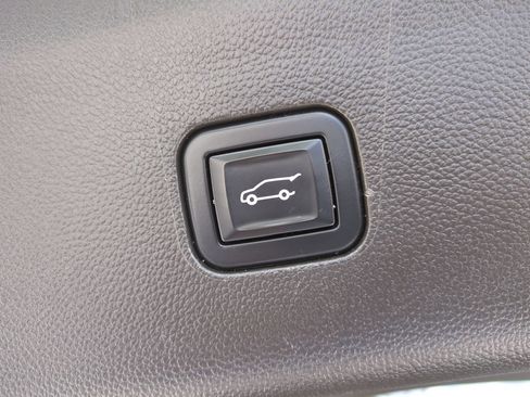 Used 2022 Buick Enclave Premium AWD/4WD image 16