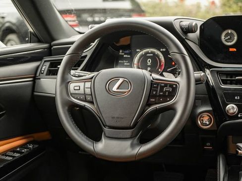 Used 2025 Lexus ES 350 w/ Accessory Package (Z2) FWD image 17