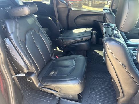 Used 2019 Chrysler Pacifica Touring-L Plus w/ S Appearance Package FWD image 15