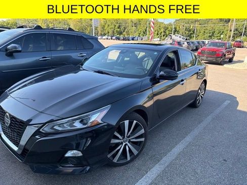 Used 2020 Nissan Altima 2.0 Platinum FWD image 3