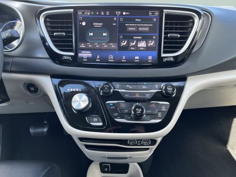 Used 2024 Chrysler Pacifica Touring-L FWD image 26