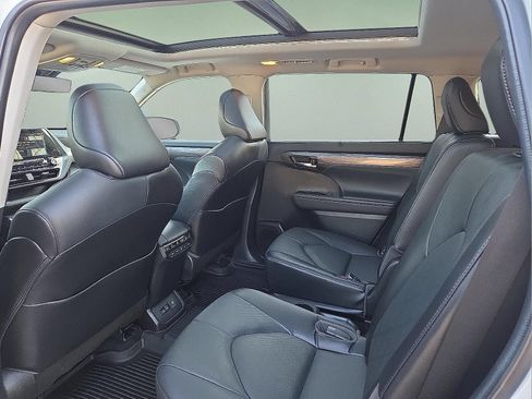Used 2022 Toyota Highlander Platinum AWD/4WD image 10
