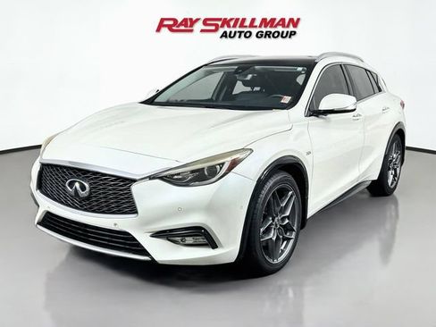 Used 2017 INFINITI QX30 Premium w/ Navigation Package FWD image 3