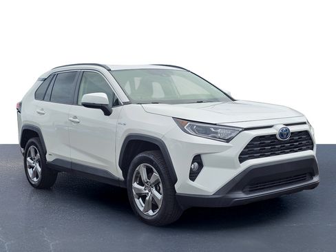 Used 2021 Toyota RAV4 XLE Premium AWD/4WD image 5