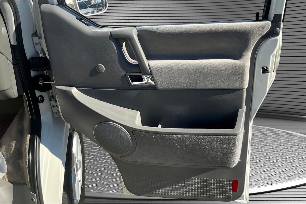 Used 2002 Volkswagen Eurovan MV FWD image 24