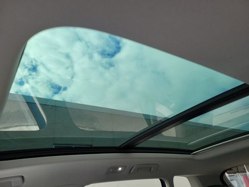 Certified 2025 Volkswagen Taos SE w/ Panoramic Sunroof Package image 24