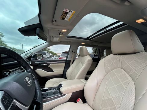 Used 2022 Toyota Highlander Platinum FWD image 12