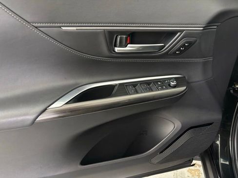 Used 2023 Toyota Venza XLE image 10