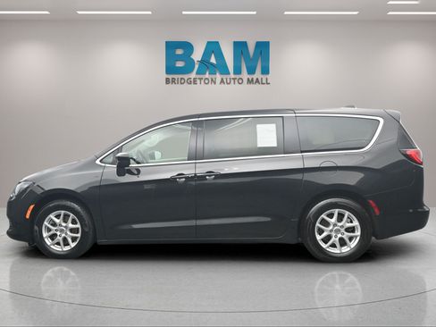 Used 2022 Chrysler Voyager LX FWD image 5