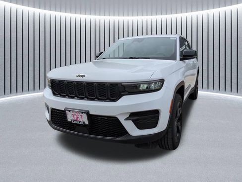 Used 2023 Jeep Grand Cherokee Altitude image 17