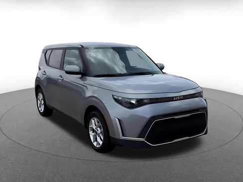 Used 2025 Kia Soul LX w/ LX Technology Package FWD image 3