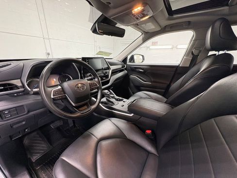 Used 2022 Toyota Highlander XLE image 16