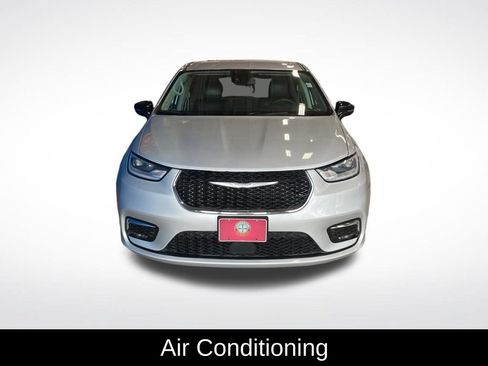 Used 2024 Chrysler Pacifica Touring-L FWD image 12