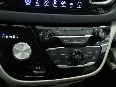 Certified 2017 Chrysler Pacifica Touring-L w/ Tire & Wheel Group image 33