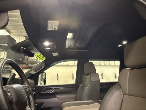 Used 2025 Chevrolet Silverado 2500 ZR2 w/ Technology Package image 11