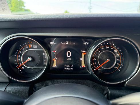 Used 2019 Jeep Wrangler Unlimited Sahara AWD/4WD image 18