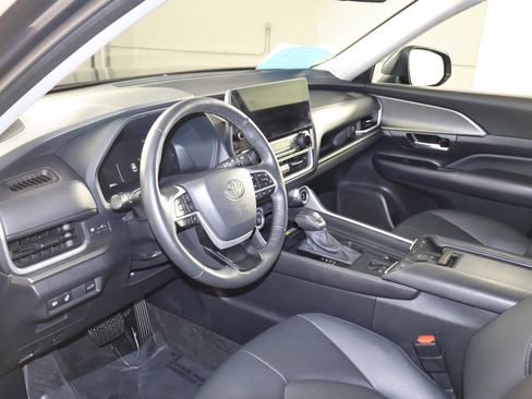 Used 2024 Toyota Grand Highlander XLE image 2