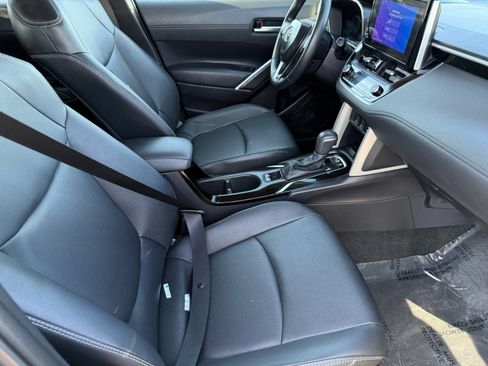 Used 2025 Toyota Corolla Cross XLE FWD image 31