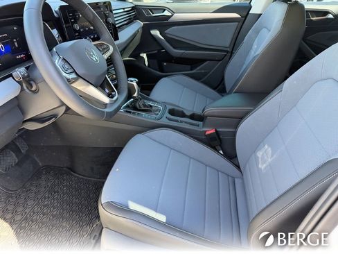 Used 2026 Volkswagen Jetta SE FWD image 22