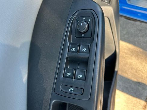 Certified 2023 Volkswagen Taos SE FWD image 18
