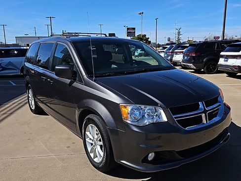 Used 2019 Dodge Grand Caravan SXT image 3