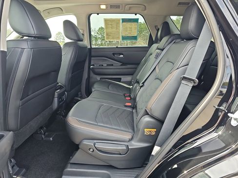 Used 2024 Nissan Pathfinder Platinum w/ Cargo Package image 16