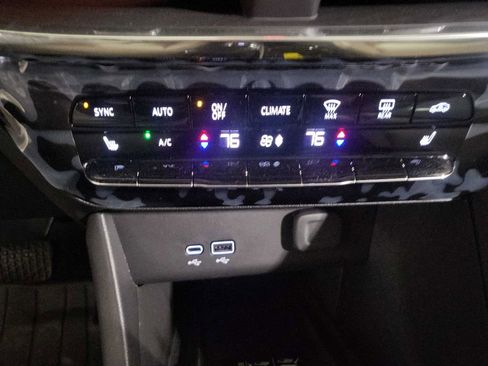 Used 2025 Buick Encore GX Avenir w/ Avenir Technology Package image 14