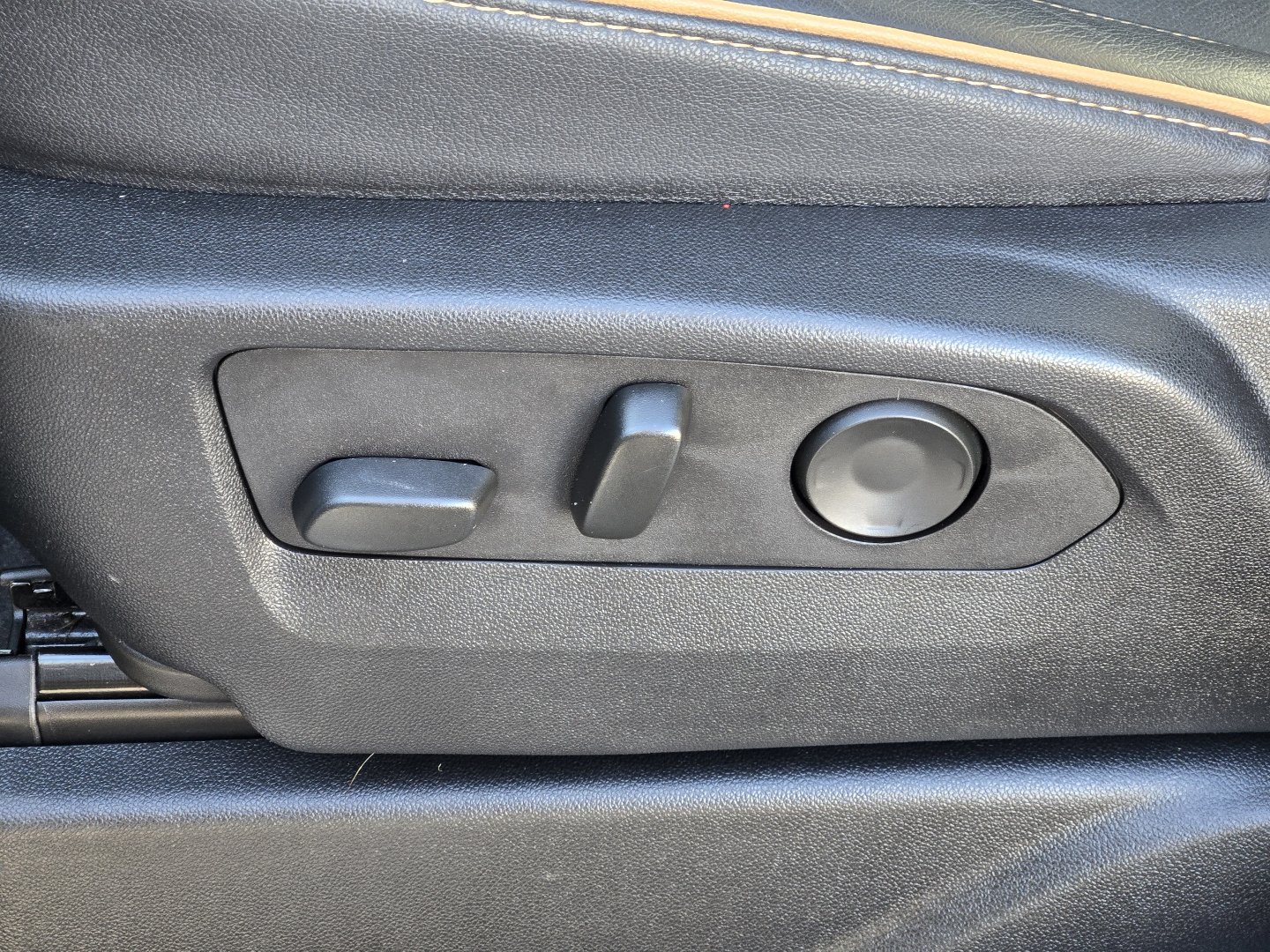 Used 2024 GMC Yukon AT4 AWD/4WD image 11