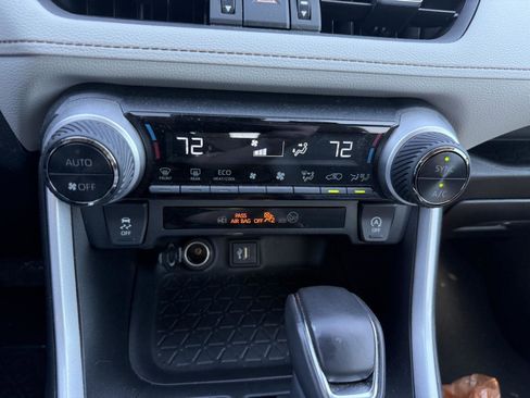 Used 2023 Toyota RAV4 XLE Premium image 17