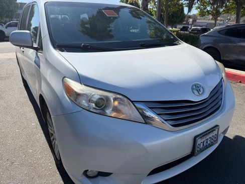Used 2015 Toyota Sienna XLE w/ XLE Navigation Package FWD image 2