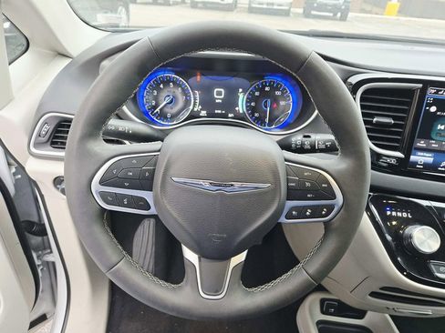 Used 2024 Chrysler Pacifica Touring-L image 21