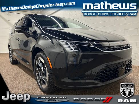New 2027 Chrysler Pacifica Limited FWD image 1