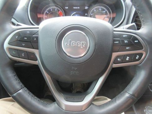 Used 2019 Jeep Cherokee Overland w/ Technology Group AWD/4WD image 33