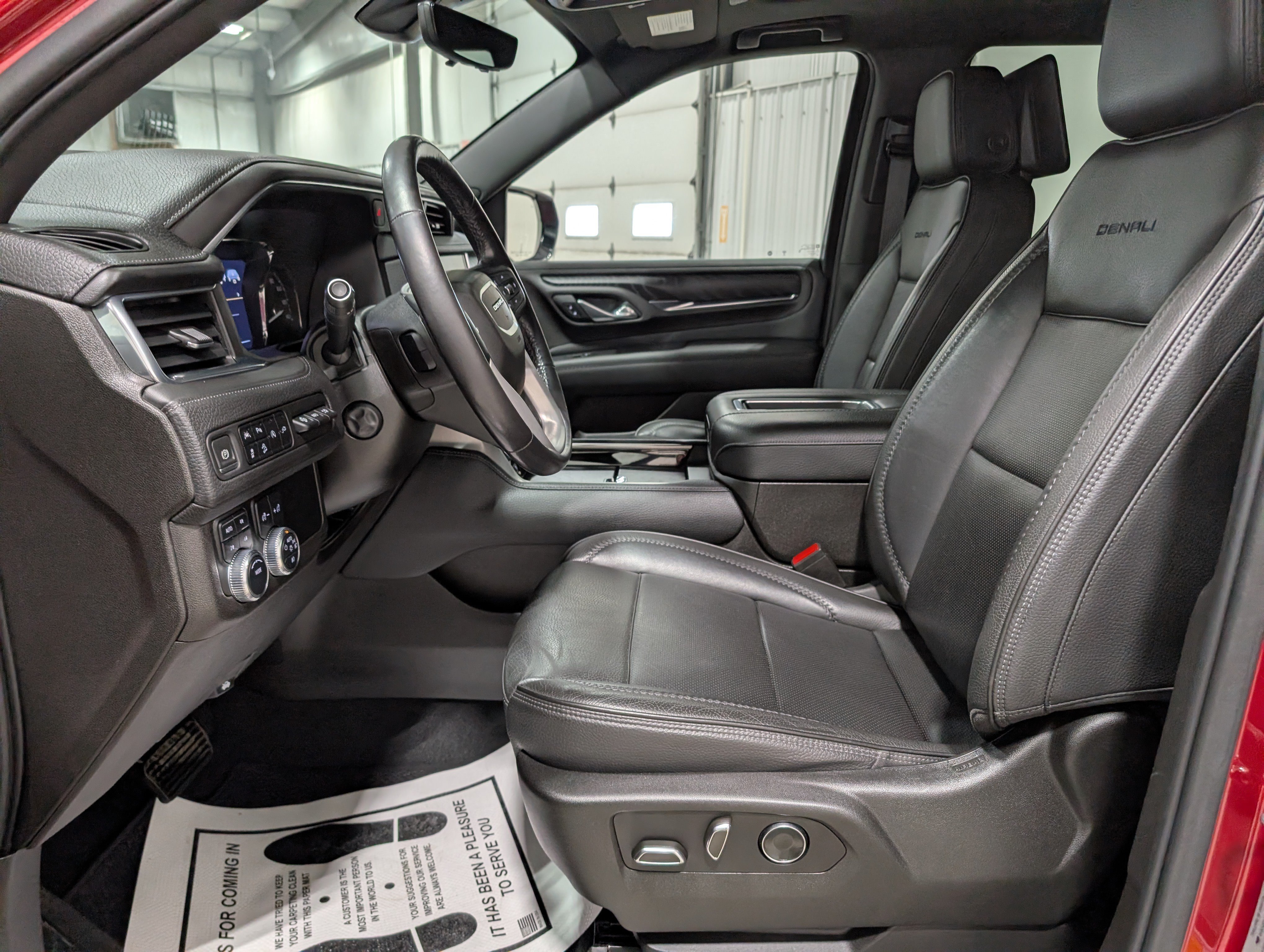 Used 2021 GMC Yukon Denali w/ Denali Premium Package AWD/4WD image 16