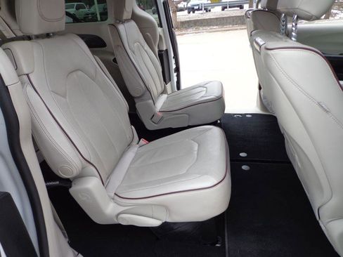 Used 2017 Chrysler Pacifica Limited w/ UConnect Theater Package image 19