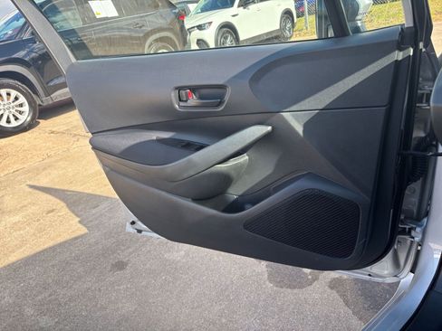 Used 2025 Toyota Corolla LE image 20