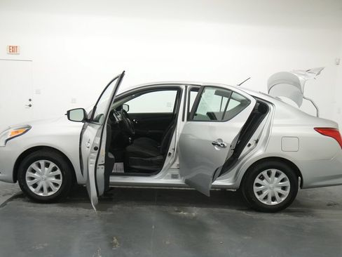 Used 2017 Nissan Versa SV FWD image 19
