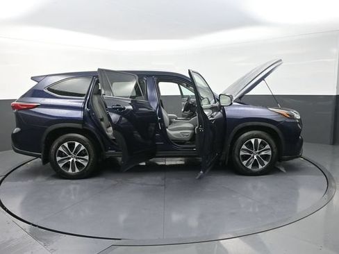Used 2022 Toyota Highlander XLE w/ Protection Package #3 (TMS) AWD/4WD image 46