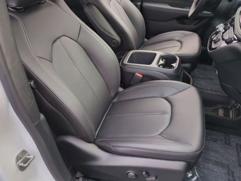 New 2026 Chrysler Pacifica Select FWD image 23