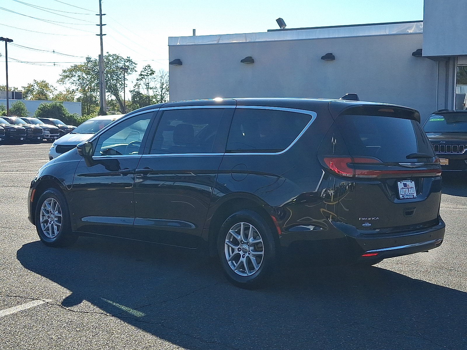 Used 2025 Chrysler Pacifica Select FWD image 5