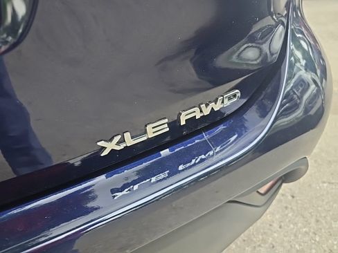 Used 2022 Toyota Highlander XLE AWD/4WD image 11
