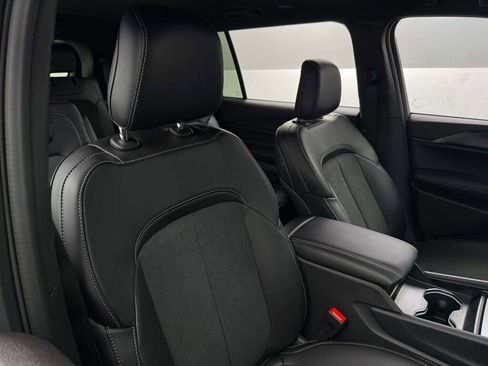 New 2025 Jeep Grand Cherokee L Laredo image 18